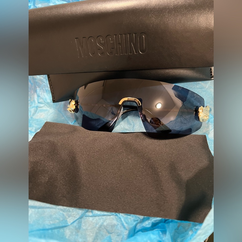 Moschino Sunglasses with Gold Accents🔥💥🥰